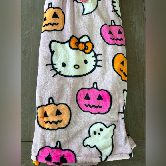 Hello Kitty Blanket - Picture 2 of 2